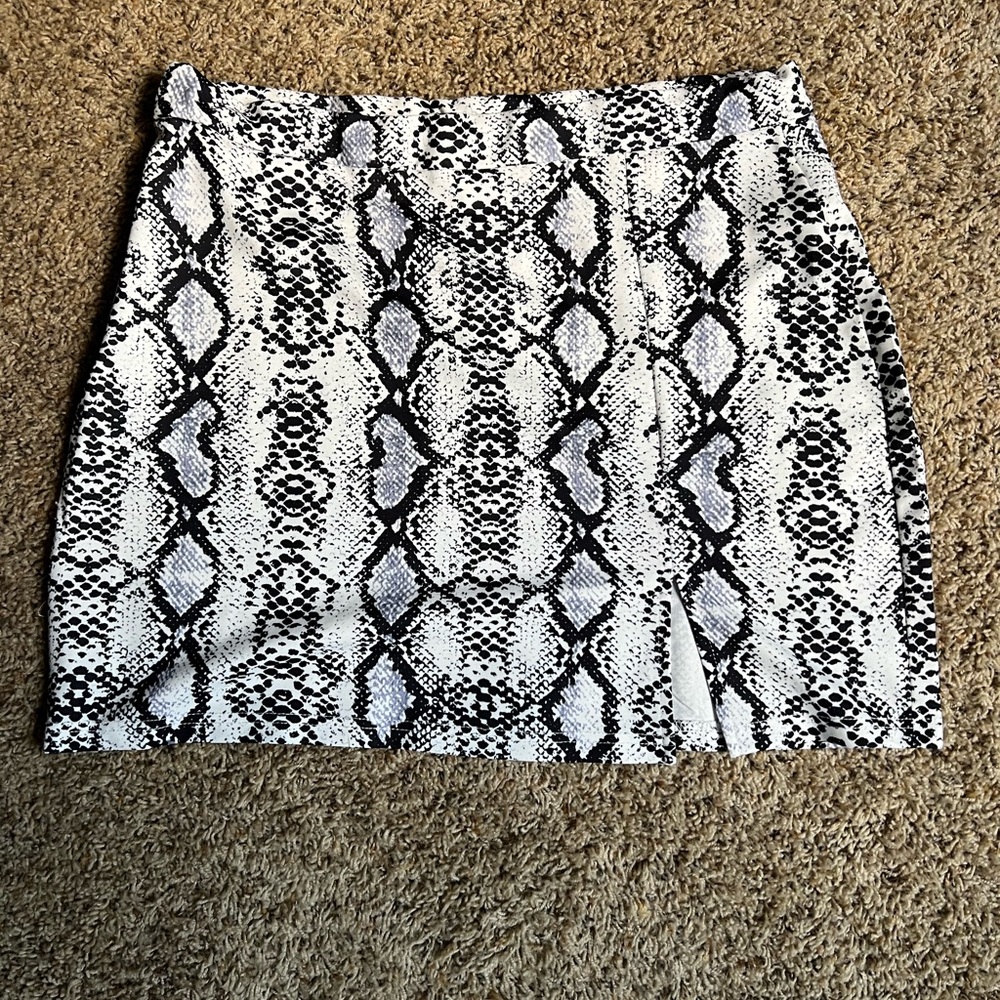 Short snakeskin skirt slit in the front elastic band, put in zipper on the side